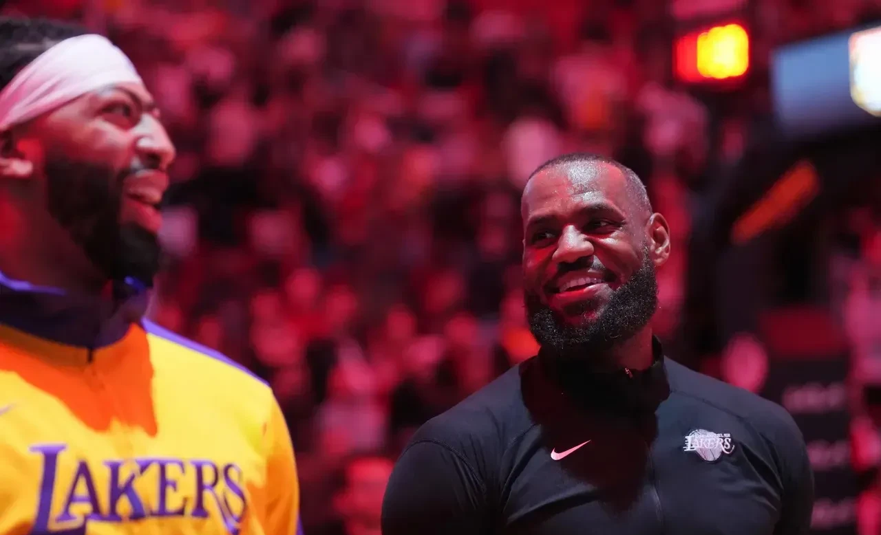 开云-浓眉哥重要时刻持续失利，DWG带队取胜！全场沸腾不已-开云